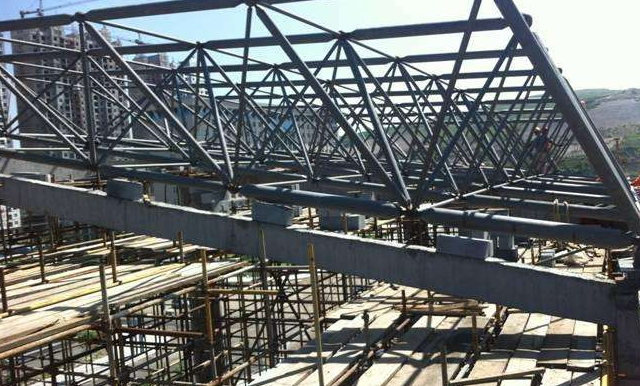 湖州简述网架公司的黑色压型钢板的吊装步履